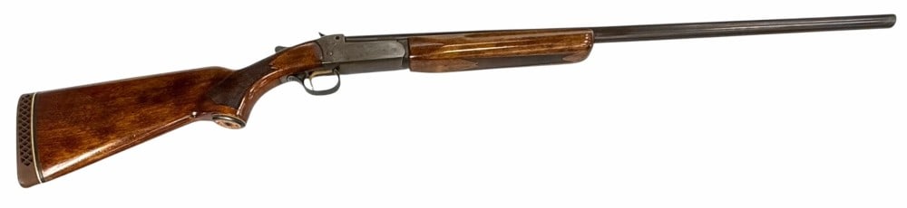 Winchester Model 37A .12 Ga Single Shot Shotgun: Winchester Model 37A .12 Ga Single Shot Shotgun.? The Winchester model 37A .12 Shotgun is in nice used condition.? Barrel measures 32 inches in length.? Barrel has a very nice looking patina set in.?