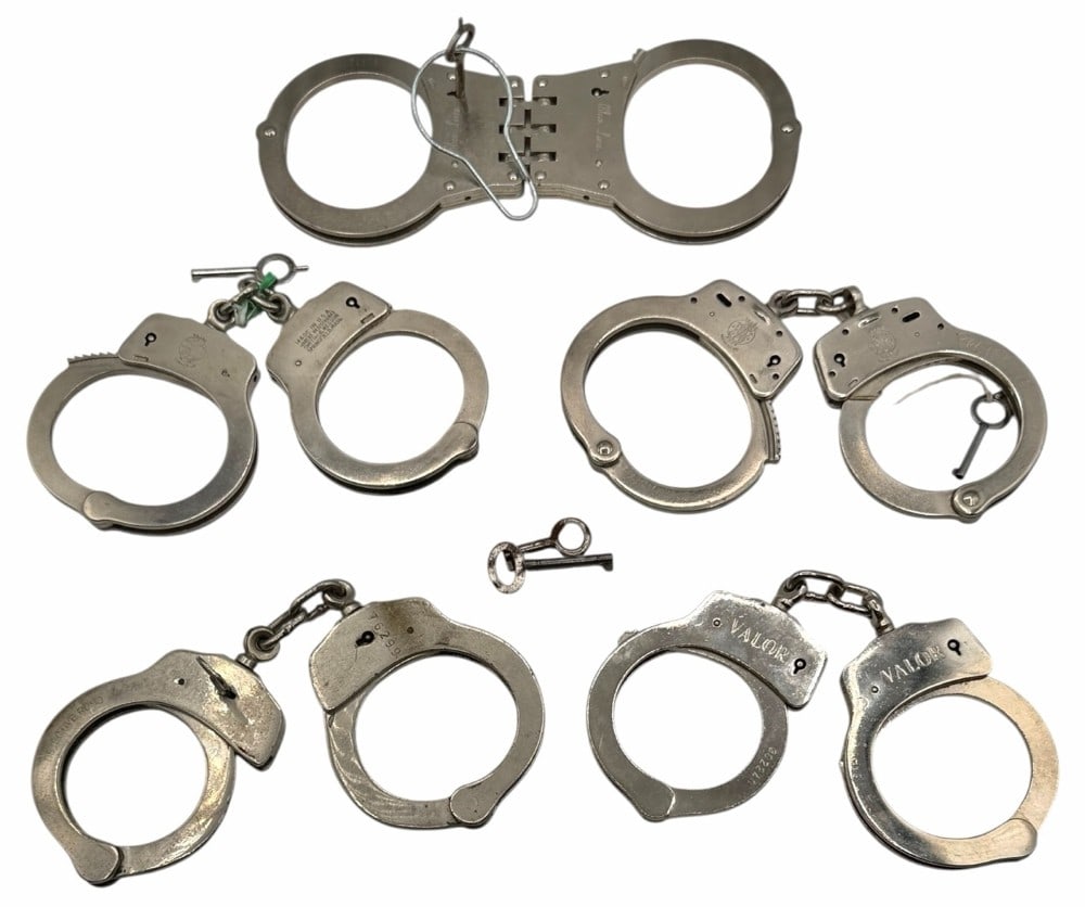 Various Valor, Smith & Wesson And Blue Line Handcuffs With Keys (1 of 10)