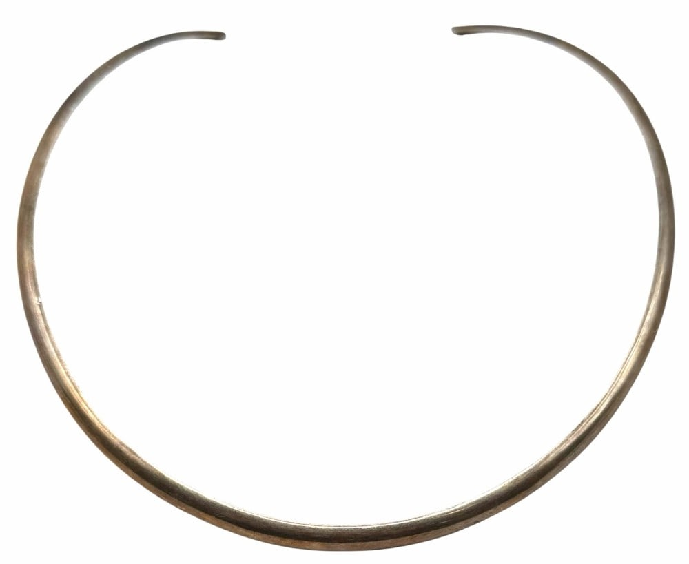 Arnold Maloney & VanHorne Collection Sterling Silver Native American Choker Necklace: Arnold Maloney & VanHorne Collection Sterling Silver Native American Choker Necklace. This necklace has VHC STERLING engraved on one side and the other side is engraved with M STERLING. It measures 4