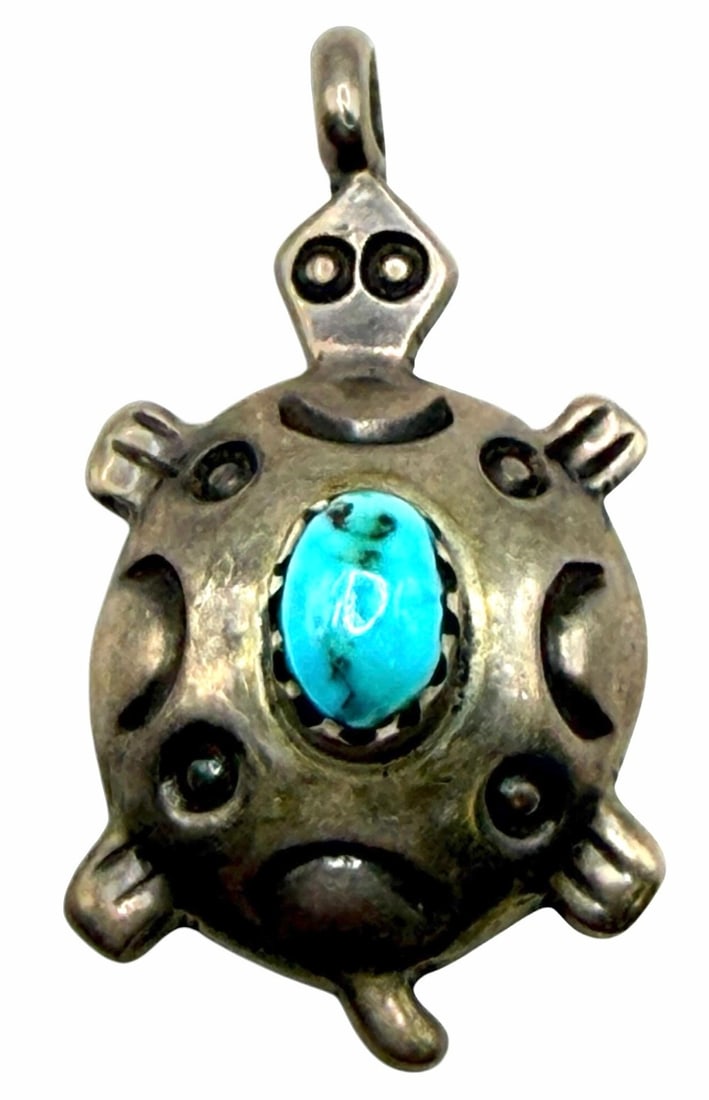Vintage E. Begay Sterling Silver Native American Navajo Turquoise Turtle Pendant: Vintage E. Begay Sterling Silver Native American Navajo Turquoise Turtle Pendant. This beautiful piece measures 1in and weighs 3.1 grams. It is engraved with E. BEGAY on the back.