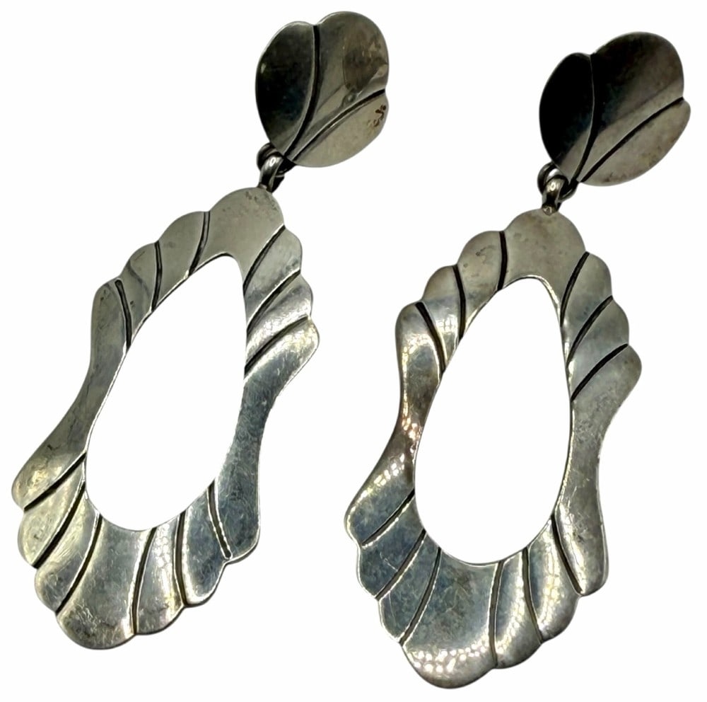Thomas Nez Sterling Silver Native American Scalloped Oval Hoop Earrings (1 of 6)