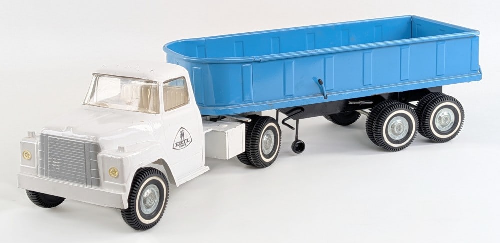 Ertl International Loadstar Truck with Hydraulic Dump Trailer (1 of 9)