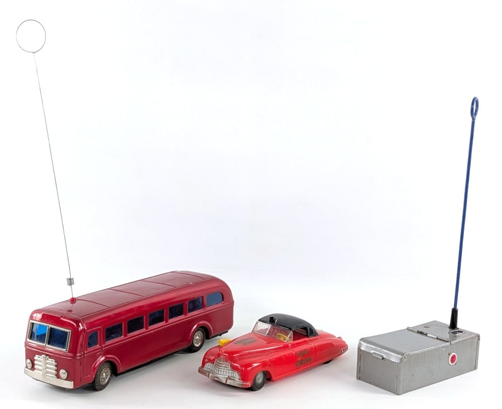 Modern Toys Radicon Bus & Saunders Fire Chief Car (1 of 13)