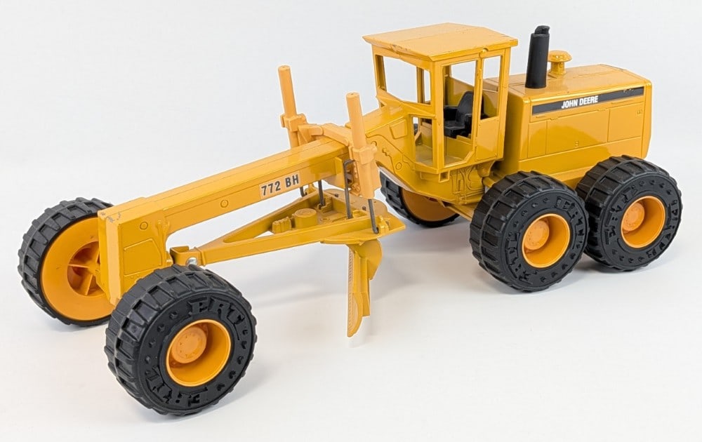 1/16 Ertl John Deere 772BH Road Grader (1 of 6)
