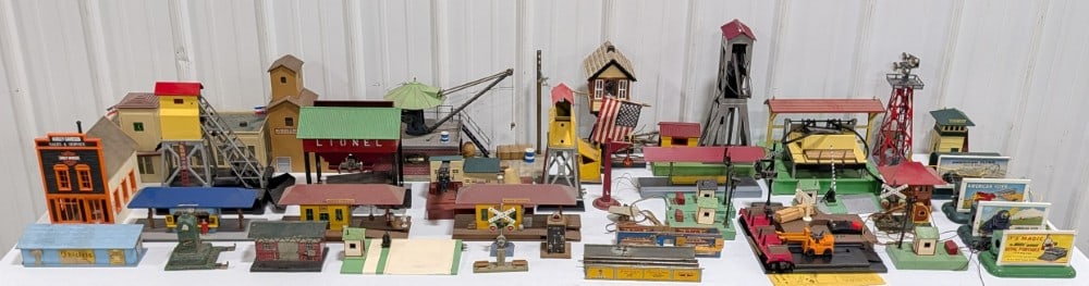 Large Lot of Lionel, American Flyer, and Other Train Layout Buildings / Accessories (1 of 13)
