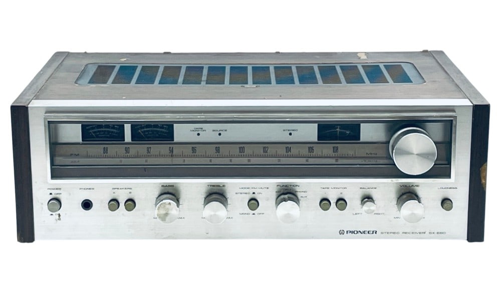 Pioneer Stereo Receiver SX-680: Pioneer Stereo Receiver SX-680. Receiver Powers On and has Wood Chipping Off and Scratches. Measures 17? x 12? x 5 1/2