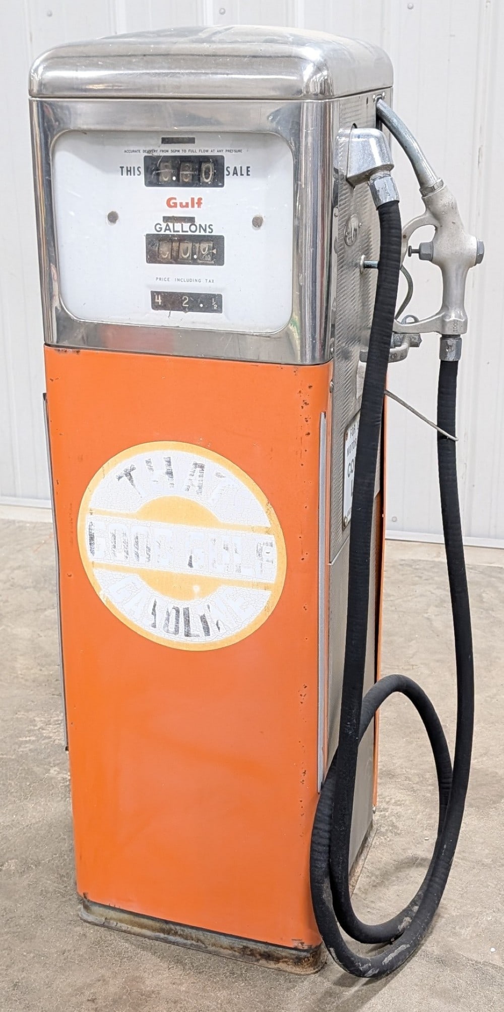 1960s Gulf Bennett Model 748 Gas Pump l Service Station: 1960s Gulf service station Bennett model 748 gas pump. Pump appears to be in overall good unrestored condition. Doors appear to have been repainted at some point but has weathered since. It has paint