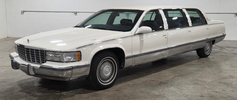 1995 Cadillac Fleetwood Parade Limo: VIN: 1G6DW52P1SR713305 TITLE (IN) MILEAGE BRAND NOT ACTUAL **REDUCED 15% ONLINE BUYERS PREMIUM ON THIS LOT**