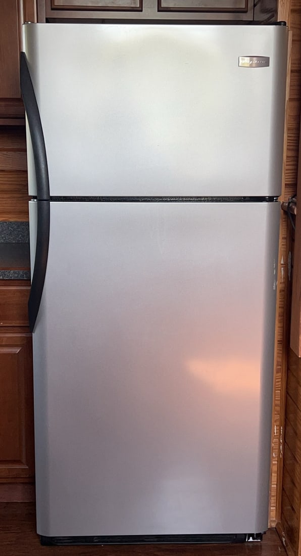 Frigidaire 18.2 cu ft Refrigerator (1 of 8)