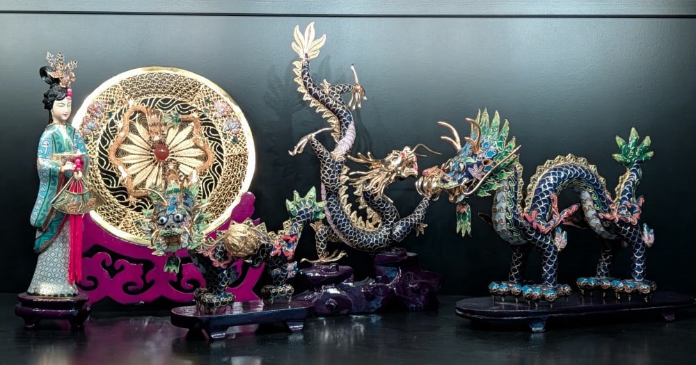 Vtg Chinese Enamel Dragons, Dragon Plate, & Geisha Girl: Vtg Chinese Enamel Dragons, Dragon Plate, & Geisha Girl. Figures are all very well made with intricate twist wire designs and nice enamel. Pieces are all in very nice condition. Tallest measures 12in 