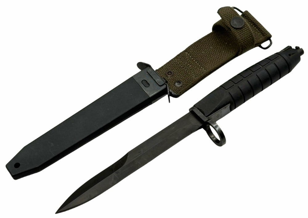 Danish Military M1975 Bayonet with Scabbard: Danish Military M1975 Bayonet with Scabbard.? The Danish Military M1975 bayonet is in very nice used condition.? Blade measures 6 5/8 inches in length.? Bayonet is marked with a crown over HMAK. ?Knif