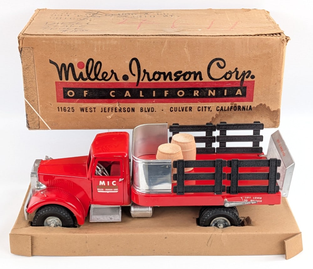 Smith Miller #532 MIC Lift-O-Matic Truck w/ Box: Original Smith Miller #532 MIC Lift-O-Matic truck with the original box. The truck is excellent and appears to be unplayed with. The lift gate functions as it should. The box has water staining on the