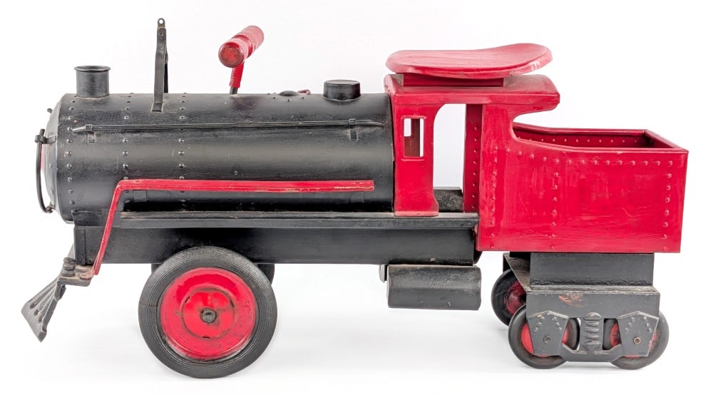 Keystone No. 6400 Ride Em Locomotive: Keystone No. 6400 ride em locomotive. The loco has an old overpaint with the decals partially visible underneath. It is missing the hubcaps and bell. The one ladder is loose from the cow catcher. The 