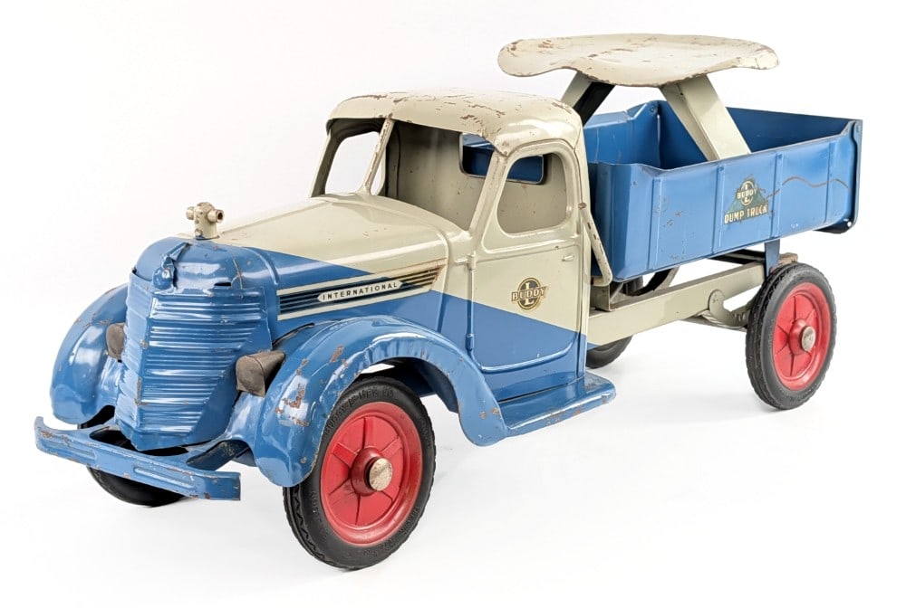 Original 1938 Buddy L International Hydraulic Dump Truck: Original 1938 Buddy L International hydraulic dump truck. It is missing the steering handle. The truck has very good paint and very good decals. Showing some expected age wear. The hydraulic dump func