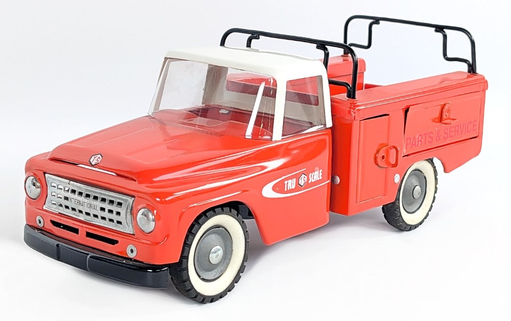 Restored Tru Scale IH Utility Parts & Service Truck: Restored Tru-Scale International Utility Parts & Service truck. The truck has a tiny paint chip on the front bumper, but otherwise is in very good condition. Measures approximately 12" long.