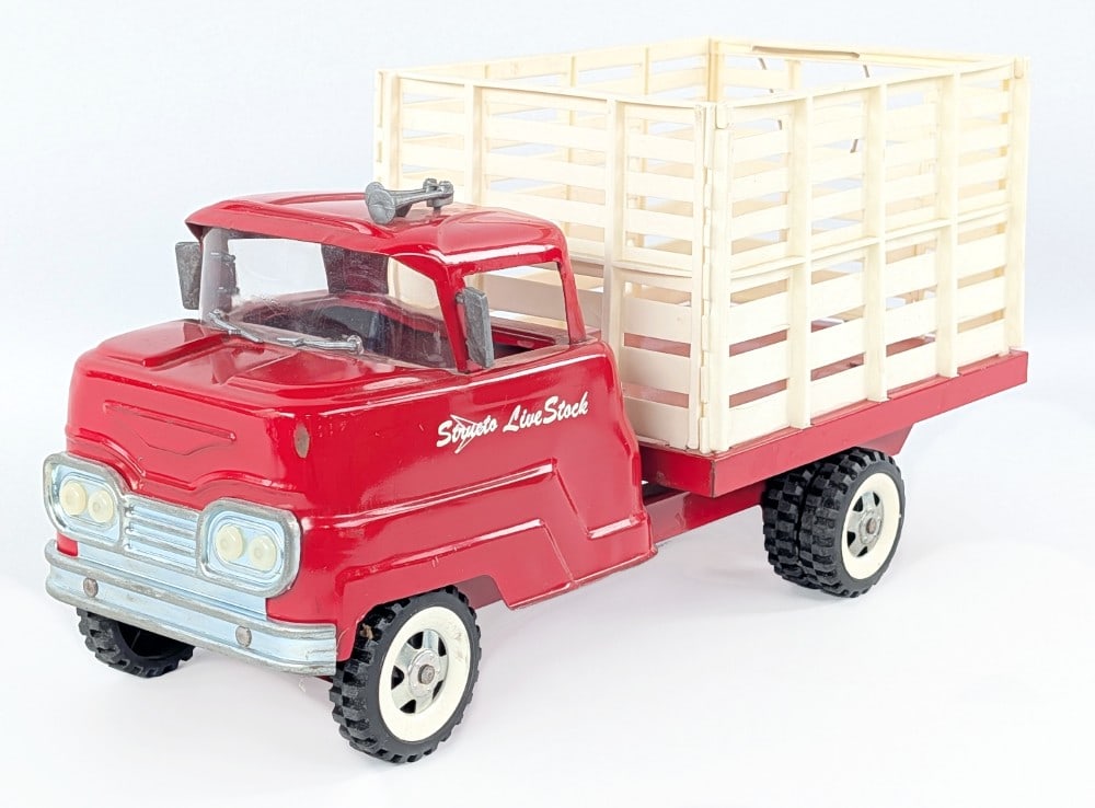 Original Structo Livestock High Rack Truck: Original Structo livestock high rack truck. The truck has some light paint loss and light play wear. The plastic racks have some stress cracks and are slightly warped. Measures approximately 15" long.