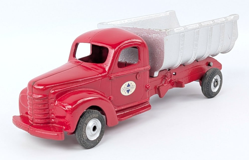 Arcade Cast Iron International Dump Truck (1 of 7)