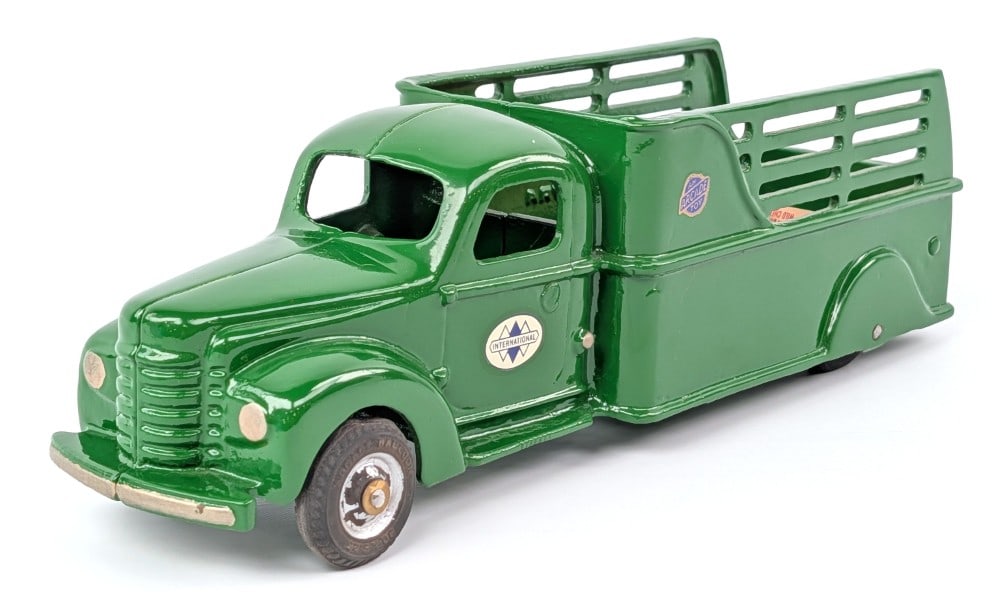 Arcade Cast Iron International Stake Truck (1 of 7)