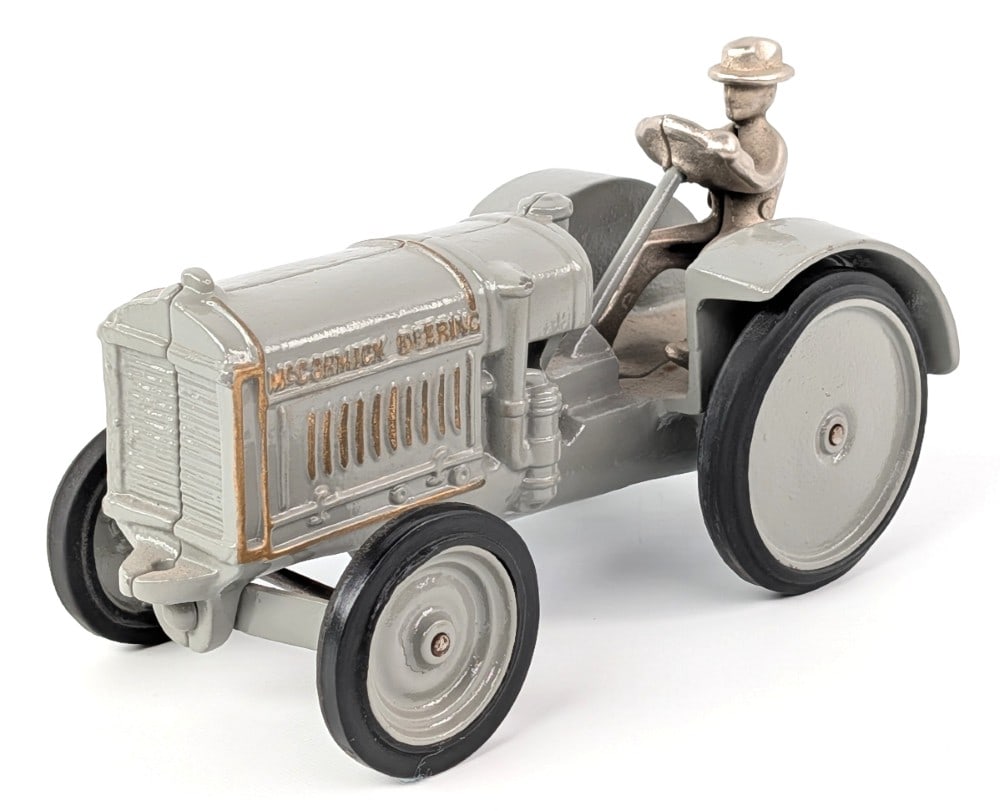 Arcade Cast Iron McCormick-Deering Tractor (1 of 8)