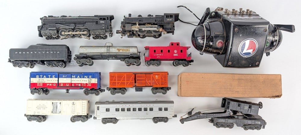 Lionel 671 Engine with Tender, ZW Transformer, and Train Cars: Lionel O Gauge 671 steam locomotive with 2671W tender, ZW transformer, and train cars. The tender has a chip in the plastic shell. All items show wear from use and age. The transformer is untested.?