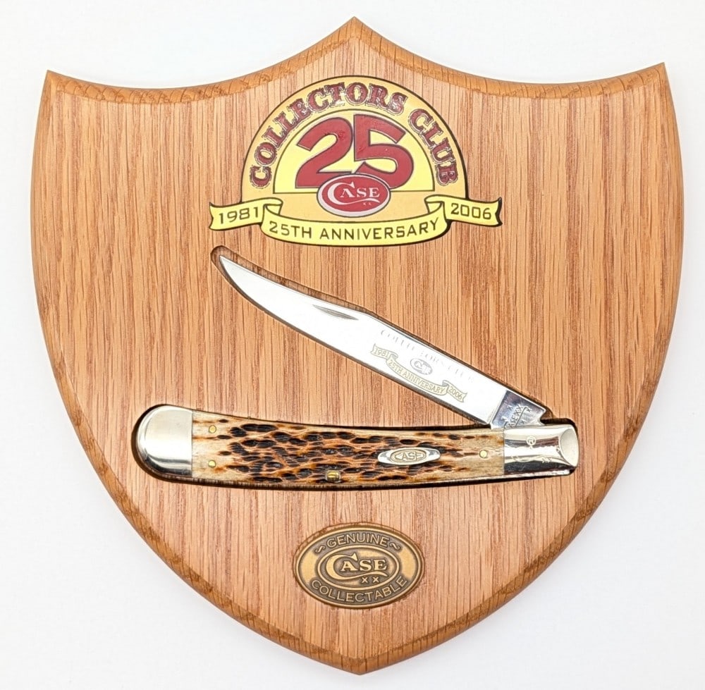 Ltd 2006 Case XX 25th Anni Collector's Club Dark Molasses Bone Large Trapper 6151 w/ Plaque: Knife is numbered 0825 of 1000, and is in very nice condition with light scuffs from handling. Overall measures 5-1/4in when closed.