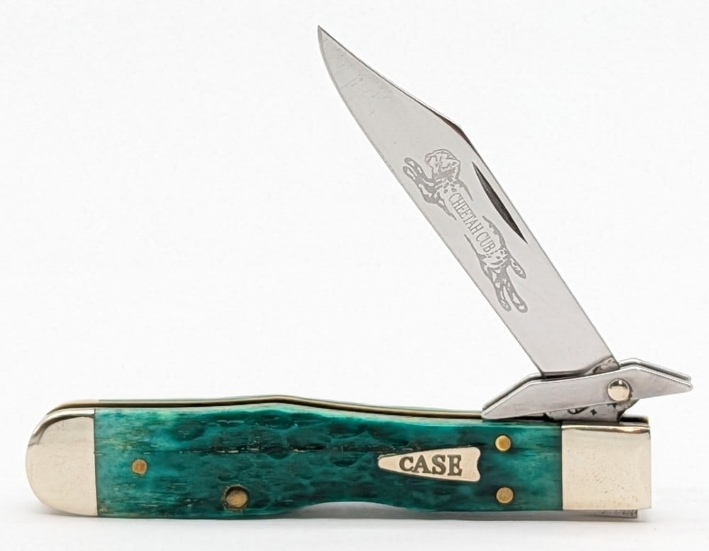 2006 Case XX Jade Bone Cheetah Cub 611 1/2: Knife is in good condition with some scratches on the blade, and scuffs and scratches on the bolsters from handling. Overall measures 3-1/2in when closed.