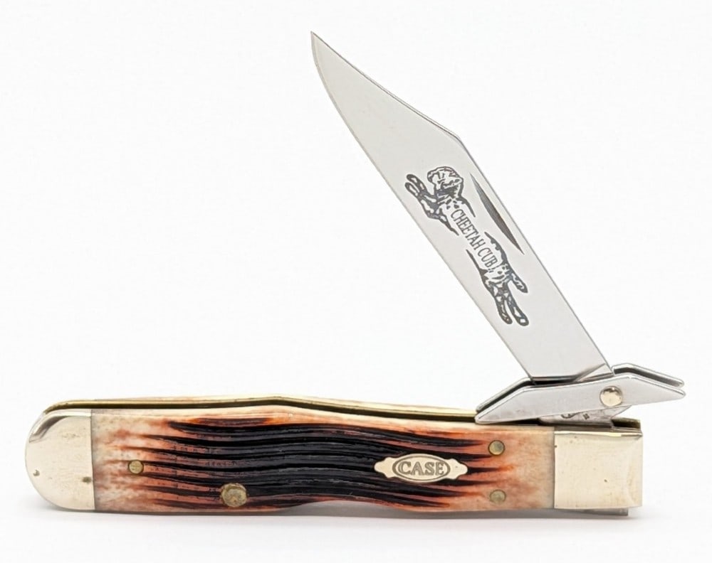 2006 Case XX Winter Bottom Jig Amber Bone Cheetah Cub 611 1/2: Knife is in very nice condition with light scuffs on the bolsters from handling. Overall measures 3-1/2in when closed.
