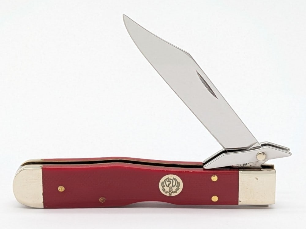 2005 Case XX Ruger Red Micarta Cheetah Cub 1011 1/2: Knife is in very nice condition with light scuffs on the bolsters from handling. Overall measures 3-1/2in when closed.