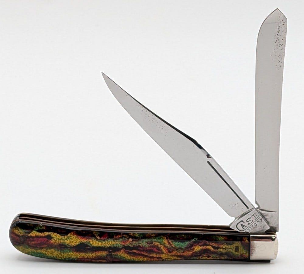 1920-40 Case tested XX Christmas Tree Celluloid Long Pull Slimline Trapper: Knife is in very nice condition with light tarnishing on the blades, tarnishing on the polished bolsters, nice handle scales, and tarnishing on the leaf springs. Overall measures 4-1/8in when closed.