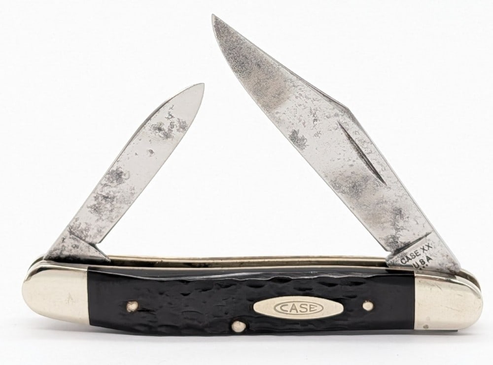 1977 Case XX Jigged Bone Pen Blade Medium Stockman 06247PEN: Knife is in aged cleaned condition with carbon spots and pitting on the blades, light scuffs and tarnishing on the polished bolsters, and nice handle scales. Overall measures 3-7/8in when closed.