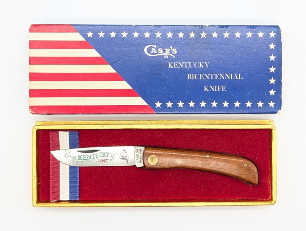 1975 Case XX Kentucky Bicentennial Smooth Wood Sod Buster Jr. w/ Box: Knife is in very nice condition with light tarnishing from age. Overall measures 3-5/8in when closed.