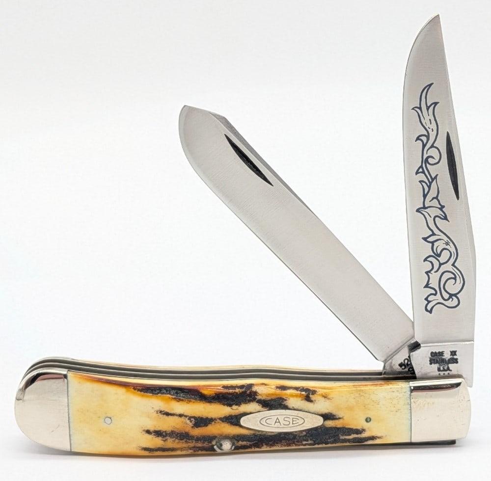 1977 Case XX Blue Scroll Stag Trapper 5254: Knife is in very nice condition with light scuffs and tarnishing on the bolsters from handling, and a pin crack on the back handle scale. Overall measures 4-1/8in when closed.