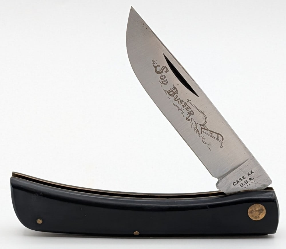 1975 Case XX Black Synthetic Sod Buster 2138: Knife is in nice condition with some scuffs on the handle scales, and tarnishing on the brass from age. Overall measures 4-5/8in when closed.