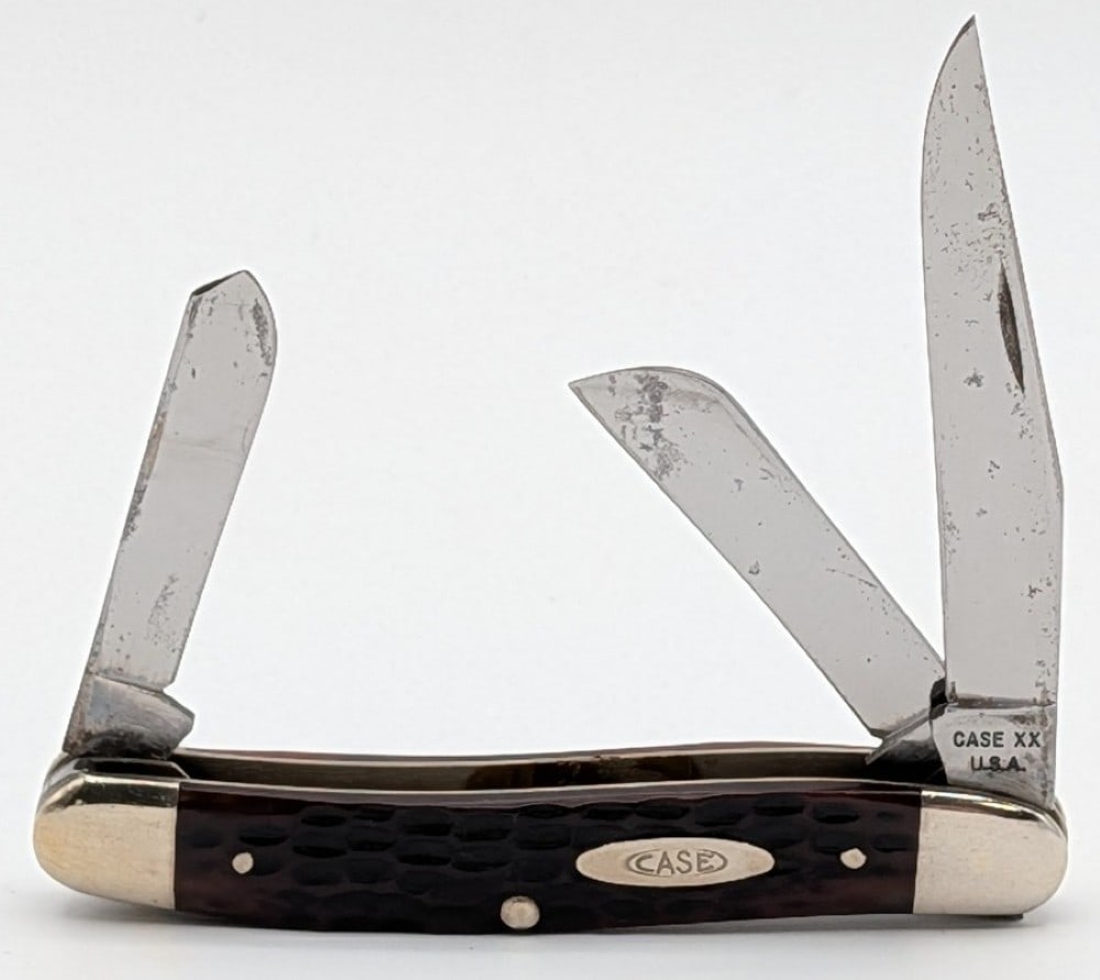 1965-69 Case XX Jigged Bone Medium Stockman 6318: Knife is in nice condition with some tarnishing on the blades, and light scuffs and tarnishing on the bolster from handling and age. Overall measures 3-1/2in when closed.