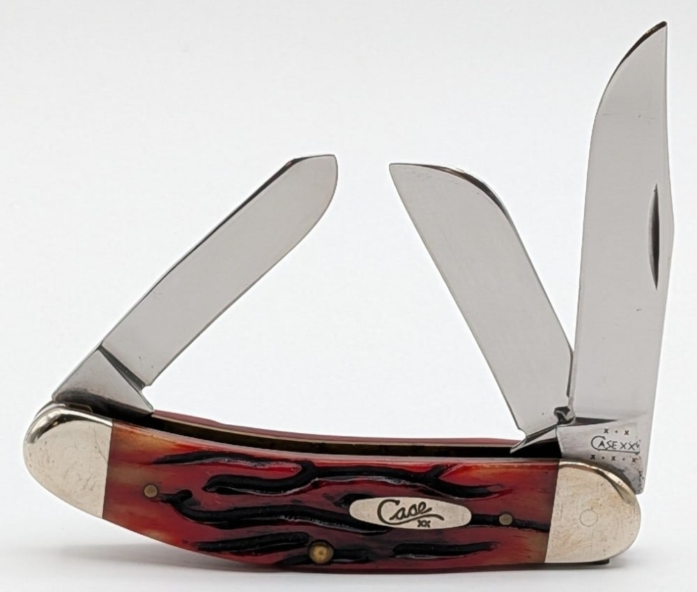 2002 Case XX Worm Groove Jigged Bone Sowbelly TB6339: Knife is in good used condition with some scratches and wear on the blades from use, scuffs and scratches on the bolsters, and nice handle scales. Overall measures 3-3/4in when closed.