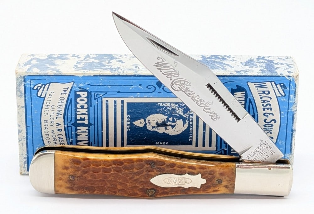 1990 Case XX Classic Honey Bone Coke Bottle 61050 w/ Box: Knife is in good condition with light scuffs on the blade, and scuffs and tarnishing on the bolsters from handling and age. The box does not match the knife. Overall measures 5-1/8in when closed.