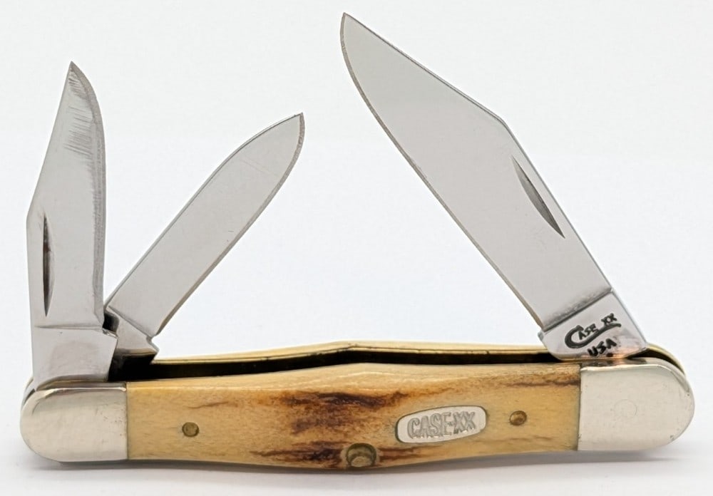1999 Case XX Vintage Stag Split Back Whittler V5383WH: Knife is in nice condition with some scratches on the blades, and some scuffs and tarnishing on the bolsters from handling. Overall measures 3-1/2in when closed.