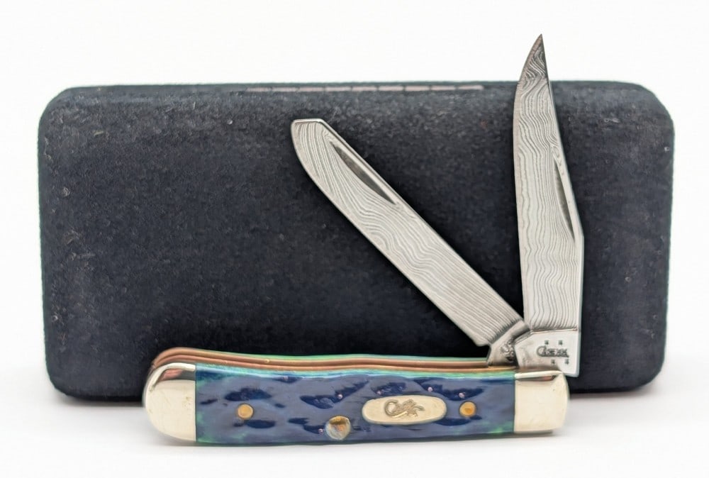 2006 Case XX Damascus Kentucky Bluegrass Bone Tiny Trapper 62154 w/ Case: Knives are in very nice condition with light tarnishing from handling. Overall measures 2-3/8in when closed.