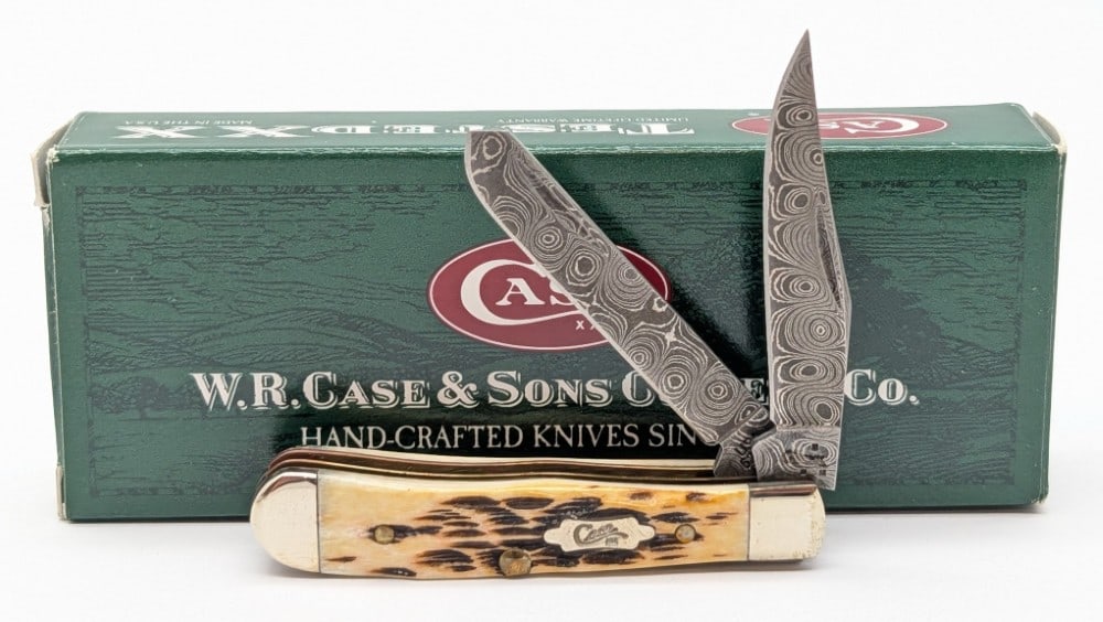 2007 Case XX Damascus Burnt Amber Bone Tiny Trapper 62154 w/ Box: Knife is in very nice condition with a hairline pin crack on the back handle scale. Overall measures 2-3/8in when closed.