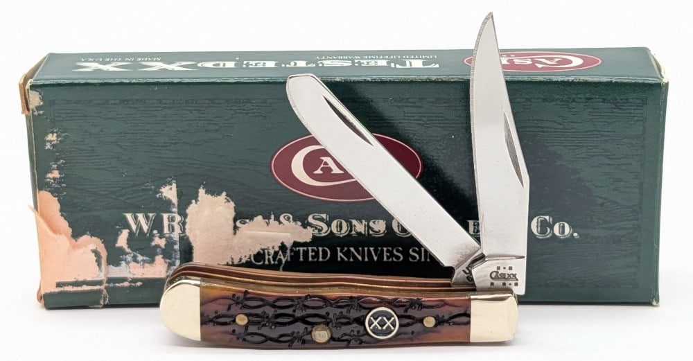 2003 Case XX Barb Wire Dark Amber Bone Tiny Trapper 62154 w/ Box: Knife is in very nice condition with minimal wear from handling. Overall measures 2-3/8in when closed.