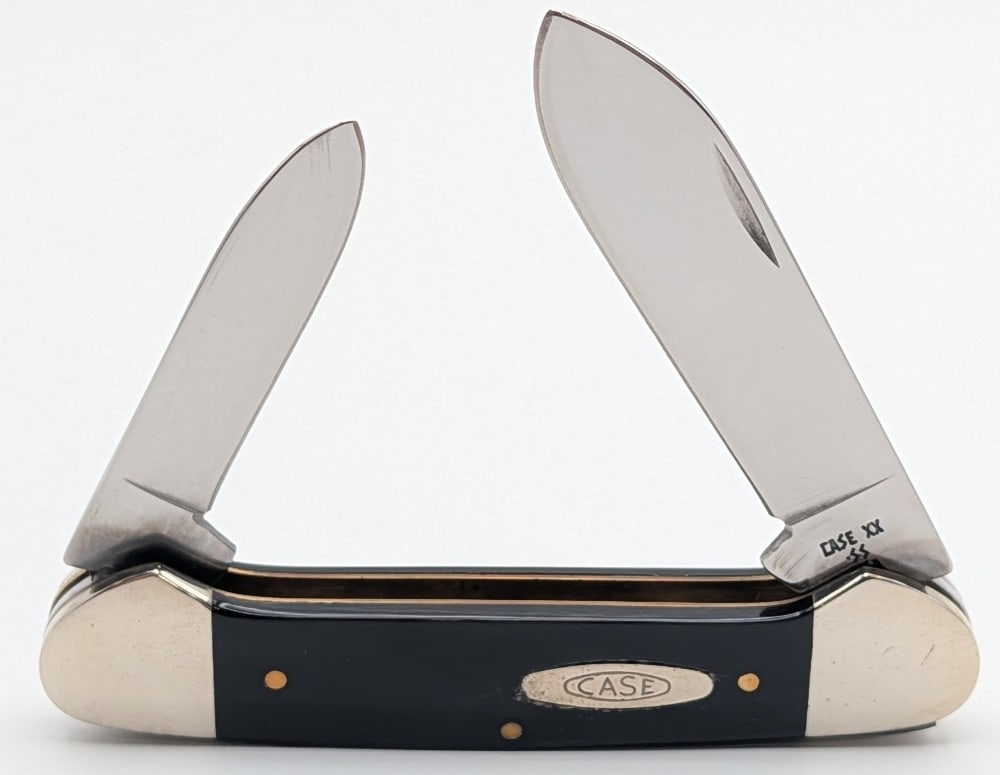 1989 Case XX Buffalo Horn Canoe Knife HORN2131: Knife is in very nice condition with light scuffs on the bolsters from handling. Overall measures 3-5/8in when closed.