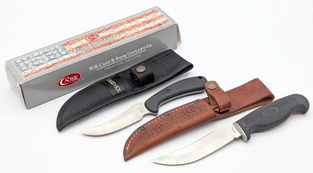 2007 & 19 Case XX LT223-5 & Ridgeback Hunter w/ Sheaths: Knives are in nice condition with some light scuffs and tarnishing from handling. Largest blade length measures 5in and overall 9-3/4in.