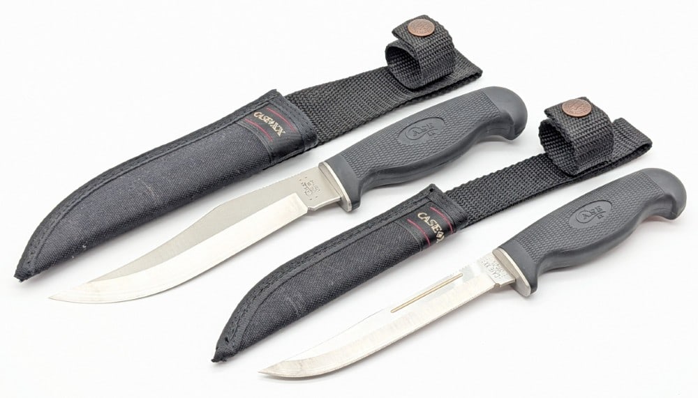 2016 & 22 Case XX LT281-6 & LT216-5 Hunting Knives w/ Sheath: Knives are in like new condition. Largest blade length measures 6in and overall 10-3/4in.