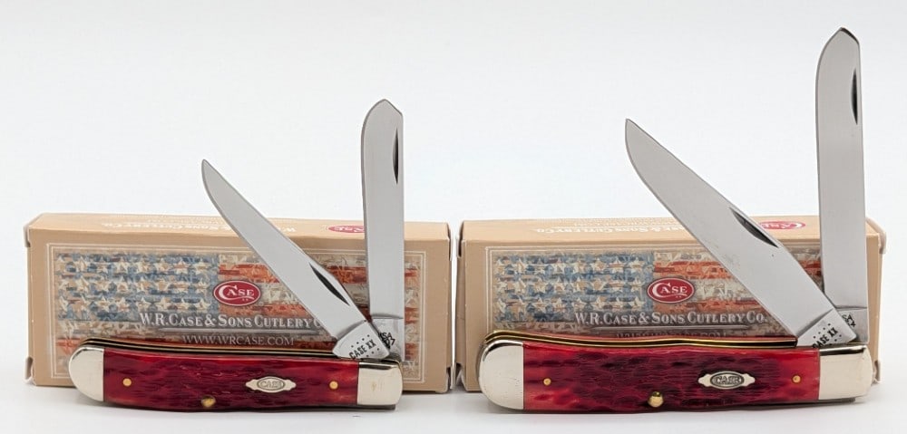 2021 & 22 Case XX Dark Red Bone Trapper & Mini Trapper w/ Boxes: Knives are in like new condition. Largest overall measures 4-1/8in when closed.