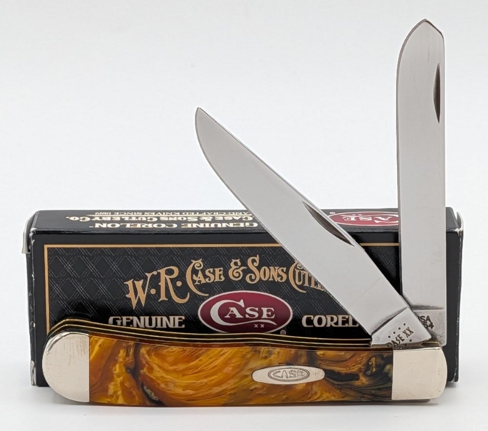 2022 Case XX 24k Gold Corelon Trapper 9254 w/ Box: Comes in a non matching corelon box. Knife is in like new condition. Overall measures 4-1/8in when closed.