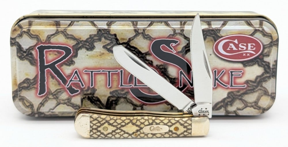 2005 Case XX Rattlesnake Bone Tiny Trapper 62154 w/ Tin: Knife is in very nice condition with minimal wear from handling. Overall measures 2-3/8in when closed.