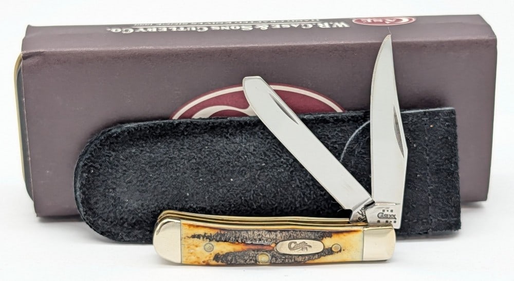 2003 Case XX Bone Stag Tiny Trapper 6.52154 w/ Tin: Knife is in very nice condition, but there is a small pin crack on the front handle scale. Overall measures 2-3/8in when closed.