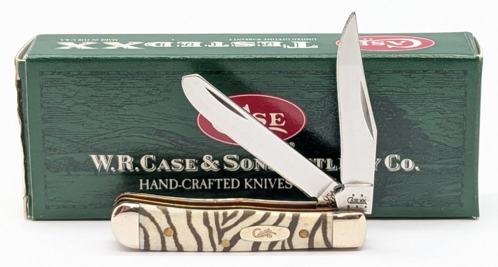 2005 Case XX Zebra Print Natural Bone Tiny Trapper 62154 w/ Box: Knife is in very nice condition with light tarnishing from handling. Overall measures 2-3/8in when closed.