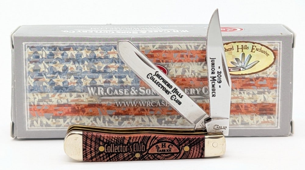 2019 Case XX SHCC Junior Member Cinnamon Bone Tiny Trapper 62154 w/ Box: Knife is numbered 2730A, and is in very nice condition with light tarnishing from handling. Overall measures 2-3/8in when closed.