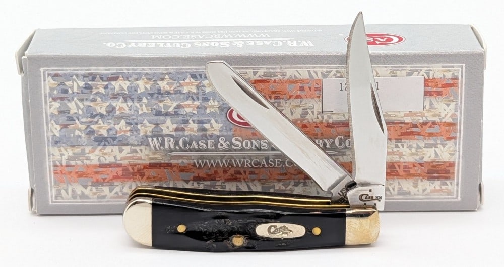 2017 Case XX Buffalo Horn Tiny Trapper BH2154 w/ Box: Knife in very nice condition with minimal wear from handling. Overall measures 2-3/8in when closed.